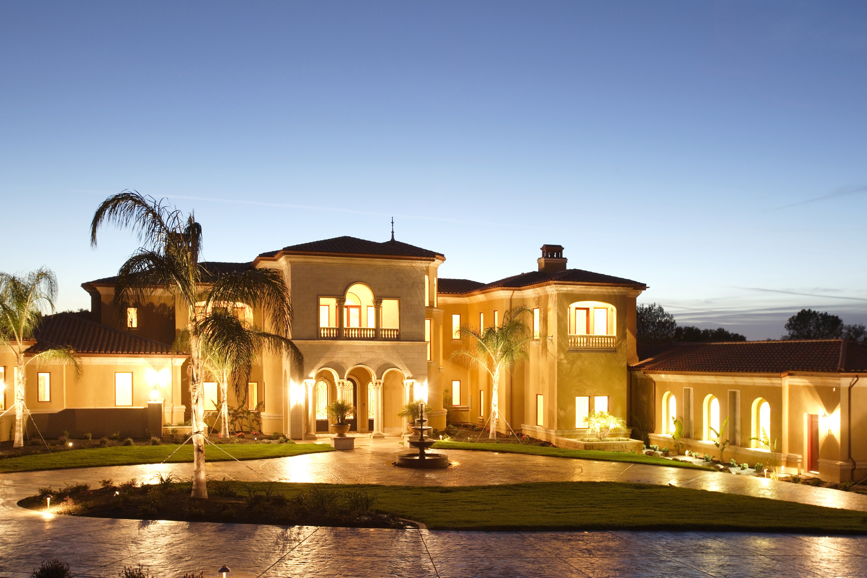 Große mediterrane Villa mit Pool und Sonnenterrasse unter blauem Himmel. Luxusimmobilie von Lichtenstein Immobilien.