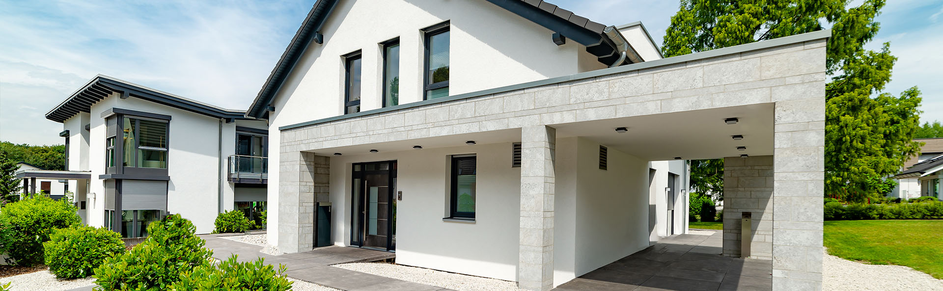 Modernes Doppelhaus mit gepflegtem Vorgarten und grauen Kiesflächen. Immobilienangebot von Lichtenstein Immobilien.